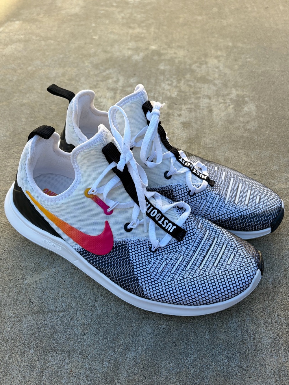 NWOB Nike Free TR 8 'Laser Fuchsia' Running Shoes Women’s Size 10 942888-008